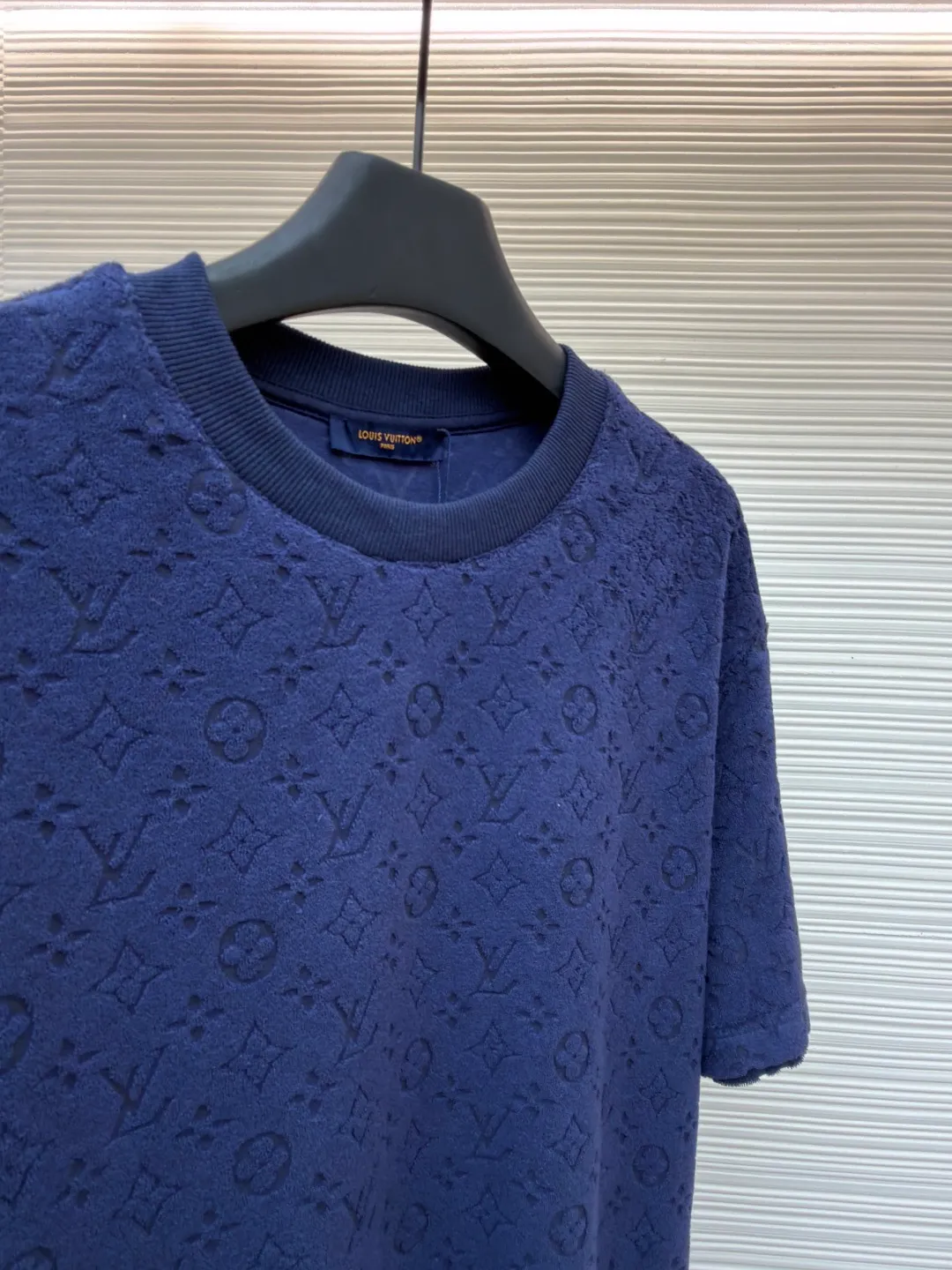 LOUIS VUITTON embossed terry short sleeves ●Original version: Purchased and developed at 9350 ●Item number: 1682411-A00 ●Fabric: terry luxury terry fabric ●Technology: embossed jacquard production ●Color: navy ●Version: fitted version ●Weight: about 340 grams ●Size: S-M-L-XL ●Description: Customized soft cotton blended terry luxury terry fabric with clear texture Plump and lazy, comfortable and close to the skin, with navy blue as the main tone, as calm and profound as the deep sea, the full-width Monogram embossing makes a stunning appearance. It is a gorgeous bloom of Louis Vuitton's classic elements. It is fully recognizable and interprets unparalleled fashion style. The suit is worn for worry-free wear. Three-dimensional relief jacquard technique uses a high-density electronic jacquard machine to achieve the Monogram three-dimensional effect through the "positive and negative layer weaving method". Apply heat pressure to the fabric locally using a customized mold to hot-melt the fibers in specific areas. The permanent embossed contour infrared positioning cutting machine achieves precise positioning of materials through infrared emitters and infrared receivers. The accuracy can reach the micron level, thereby meeting the effect of Monogram alignment and high-precision cutting. The fabrics have been washed and have a better hand feel and texture. They are not easy to deform, shrink or fade, and maintain long-term beauty. The overall wiring is straight and delicate, the fabric is comfortable and soft, and the color is consistent without color difference. It can be matched with the same style to create a fashionable look and control various occasions. Customized accessories, complete with three standards, same style for men and women!